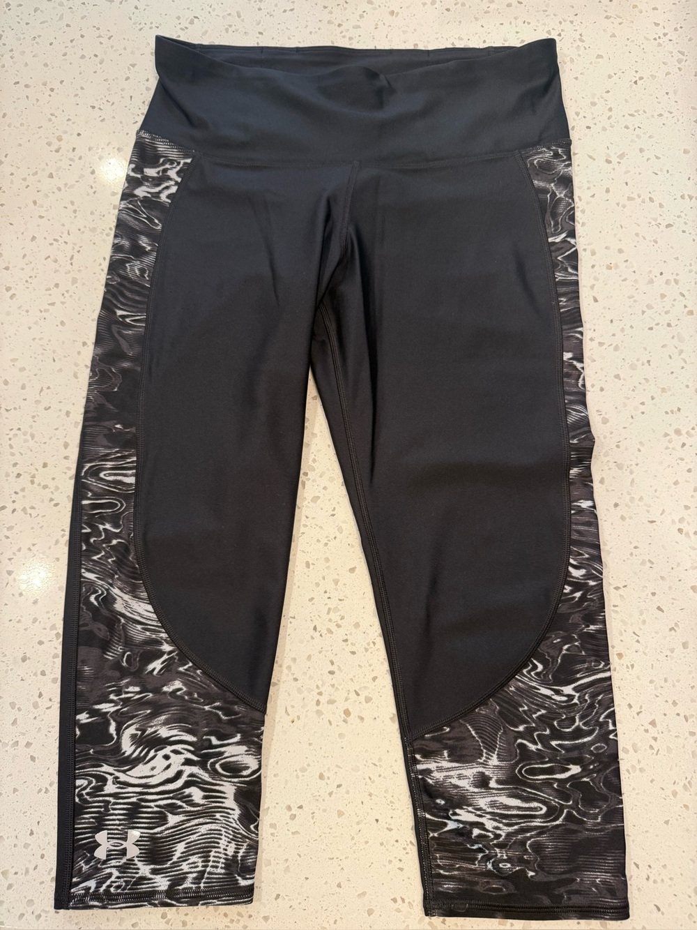 Under Armour women’s size large Capri workout pants
